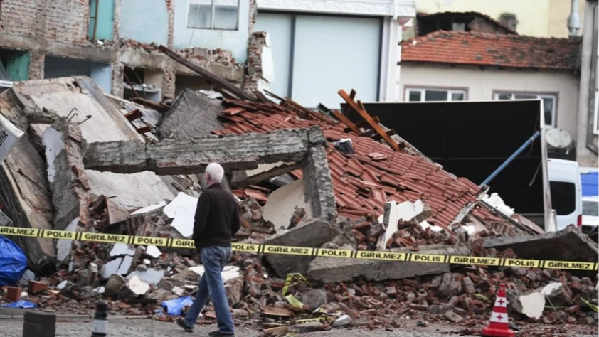 Üst üste depremler yaşayan Sındırgı esnafından borç ödemelerinin ertelenmesi talebi