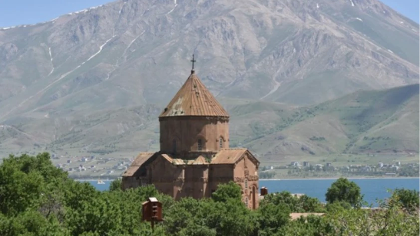 Van Gölü'ndeki Akdamar Adası'nı bu yıl yaklaşık 60 bin kişi ziyaret etti