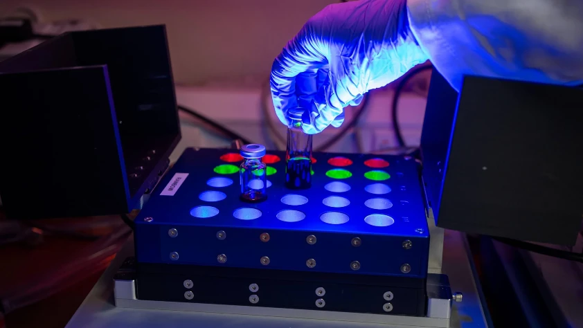 Yapay zeka ve ışıkla ilaç üretiminde hız ve maliyet avantajı