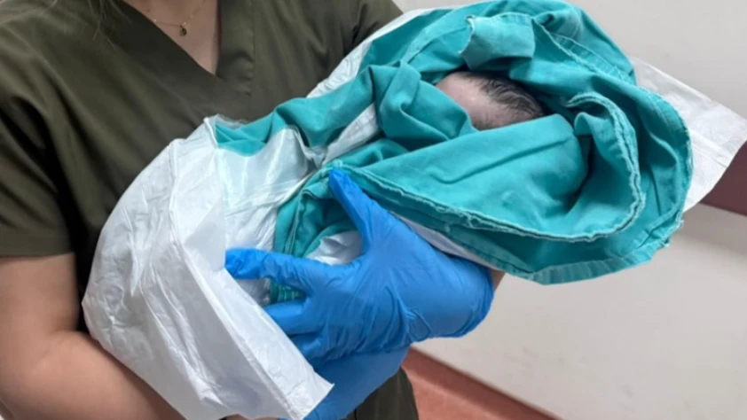 Yeni yılın ilk bebekleri dünyaya geldi: Bakanlar hastanelerde ailelerle buluştu