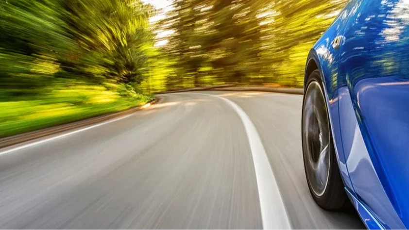 Yollarda yeni dönem: Araçların ezdiği naylon film elektrik üretiyor