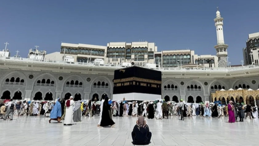 Yüz binlerce Müslüman, Kabe'den veda tavafı yaparak ayrılıyor