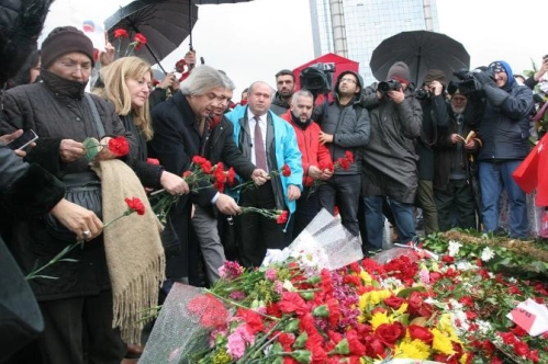 Ekonomi gazetecileri karanfil bıraktı Ekonomi gazetecileri karanfil bıraktı