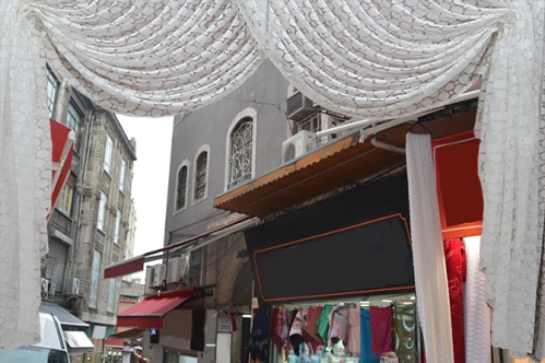 Tüllerin arasındaki yalnız mekan Tüllerin arasındaki yalnız mekan