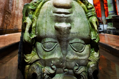 Medusa’nın ateşi şamdanları yakacak Medusa’nın ateşi şamdanları yakacak