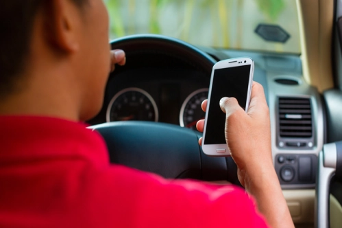 Trafikte telefon elde olmasa bile tehlikeli Trafikte telefon elde olmasa bile tehlikeli