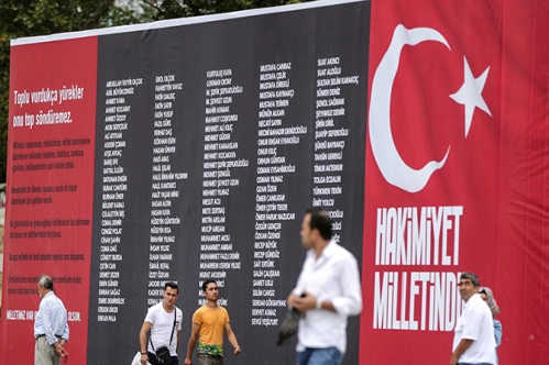Dev pankart ve panoyla tepki Dev pankart ve panoyla tepki