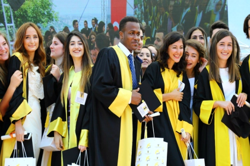 Kayıttan mezuniyete öğrencinin yanında Kayıttan mezuniyete öğrencinin yanında