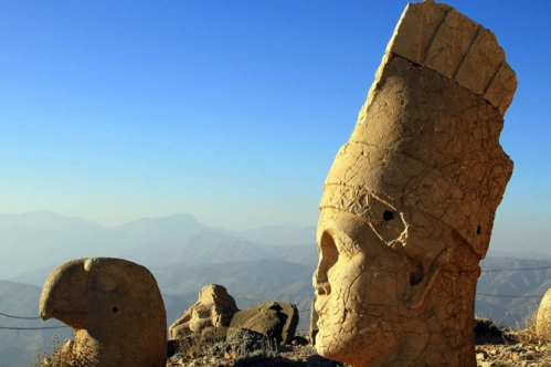 Kralların taşa dönüştüğü yer: NEMRUT Kralların taşa dönüştüğü yer: NEMRUT