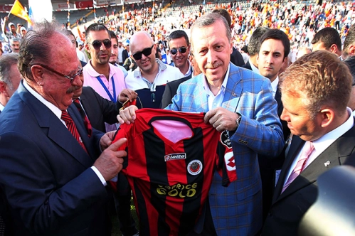 Futbol dünyasından bir yıldız kaydı İLHAN CAVCAV’IN ARDINDAN… Futbol dünyasından bir yıldız kaydı İLHAN CAVCAV’IN ARDINDAN…