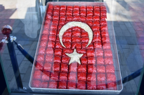 Baklava ustaları hünerlerini sergiledi Baklava ustaları hünerlerini sergiledi