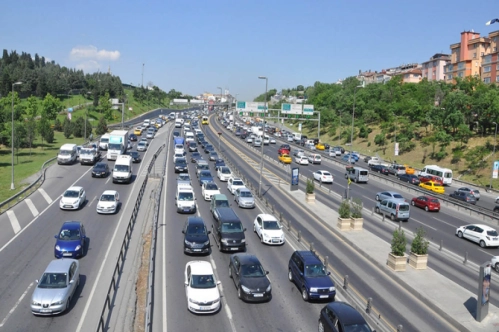 Trafiğe 1 ayda 128 bin 648 araç eklendi Trafiğe 1 ayda 128 bin 648 araç eklendi