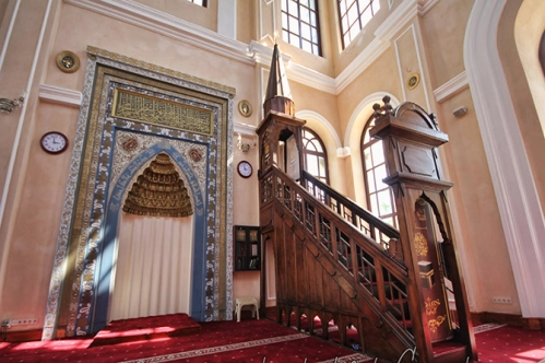 Minaresinde iki müezzin ayna anda ezan okuyabiliyor Minaresinde iki müezzin ayna anda ezan okuyabiliyor