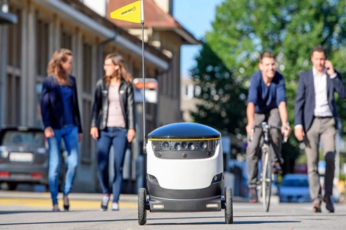 Siparişi artık robot getirecek Siparişi artık robot getirecek