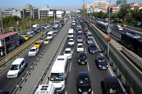 Trafiğe 2 ayda 178 bin 455 araç eklendi Trafiğe 2 ayda 178 bin 455 araç eklendi