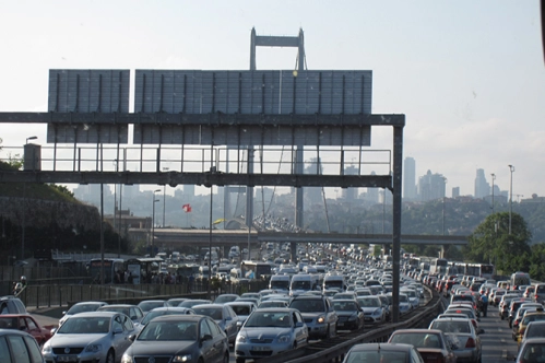 Trafiğe 4 ayda 363 bin 864 araç eklendi Trafiğe 4 ayda 363 bin 864 araç eklendi