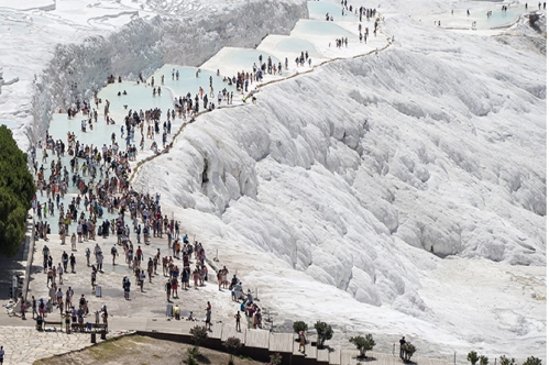 Beyaz travertenlere turist akını Beyaz travertenlere turist akını