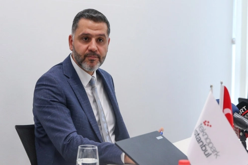 Yabancılar yer için sırada bekliyor Yabancılar yer için sırada bekliyor