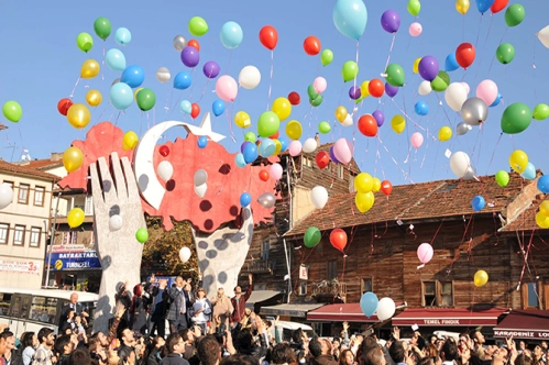 Uçan balonun gazı kaynağından izlenmeli Uçan balonun gazı kaynağından izlenmeli
