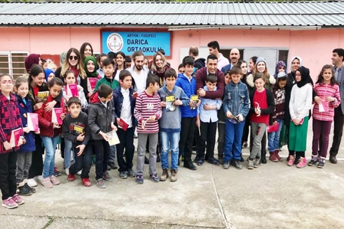 Kütüphanelerle çocuklar gülüyor Kütüphanelerle çocuklar gülüyor