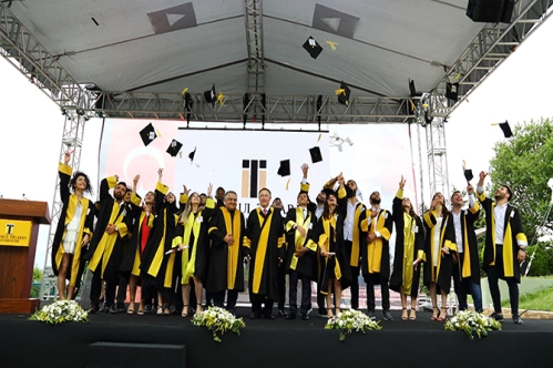 Tacir sertifikalı ilk öğrencilerin diploma sevinci Tacir sertifikalı ilk öğrencilerin diploma sevinci