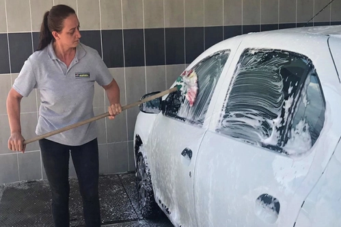 Otomobili parlatan kazanıyor Otomobili parlatan kazanıyor