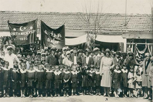 Bayraklarımızla balkonlardayız Bayraklarımızla balkonlardayız