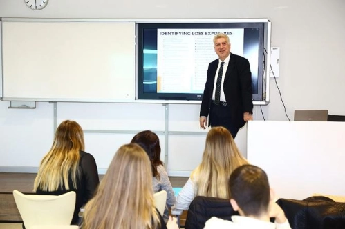 Finans enstitüsü akademisyen de yetiştiriyor Finans enstitüsü akademisyen de yetiştiriyor