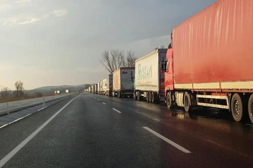 Yoldaki kamyonların yarıdan fazlası dönüş yükü bulamıyor Yoldaki kamyonların yarıdan fazlası dönüş yükü bulamıyor