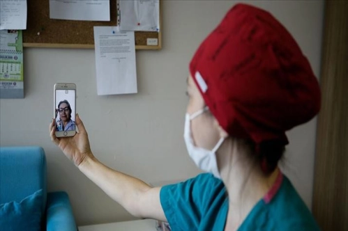 Salgın sürecinde sosyal ilişkiler akıllı telefonlarla sürdürüldü Salgın sürecinde sosyal ilişkiler akıllı telefonlarla sürdürüldü