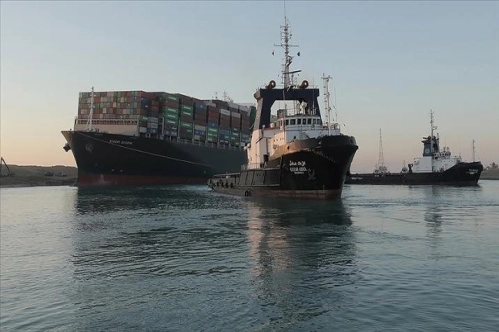 Süveyş Kanalı’nda gemi geçişleri normale döndü Süveyş Kanalı’nda gemi geçişleri normale döndü