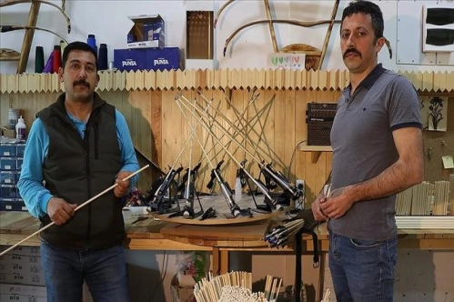 Hobi olarak başladılar, 20 ülkeye 'ok gövdesi' ihraç ediyorlar Hobi olarak başladılar, 20 ülkeye 'ok gövdesi' ihraç ediyorlar