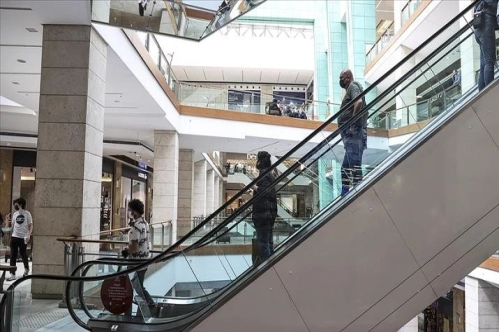 Pazar günleri AVM'lere 5,5 milyon ziyaretçi bekleniyor Pazar günleri AVM'lere 5,5 milyon ziyaretçi bekleniyor