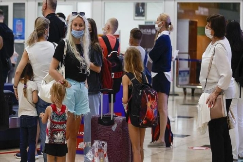 Rusya'dan ilk turist kafilesi Antalya'ya geldi Rusya'dan ilk turist kafilesi Antalya'ya geldi
