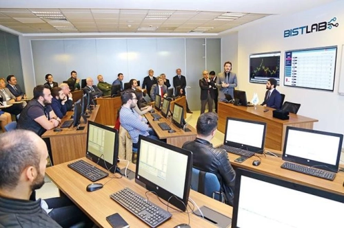 İşletme fakültesindeki laboratuvarlarda uygulamalı eğitim İşletme fakültesindeki laboratuvarlarda uygulamalı eğitim