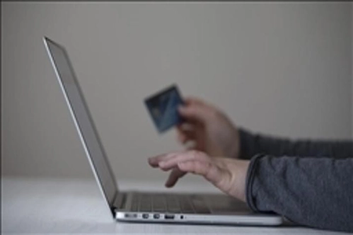 Kadınlar internetten alışverişi erkeklerden daha çok yapıyor Kadınlar internetten alışverişi erkeklerden daha çok yapıyor