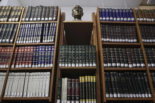 Beş asırlık kitaplarıyla 'tarih kokan kütüphane' Beş asırlık kitaplarıyla 'tarih kokan kütüphane'