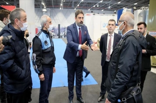 Uluslararası Makine Fuarı'nda 'zabıtaların teftiş girişimi' tepki topladı Uluslararası Makine Fuarı'nda 'zabıtaların teftiş girişimi' tepki topladı