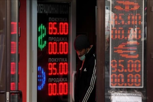 Rusya’da nakit dolar ve avro çekimine yönelik kısıtlamalar uzatıldı Rusya’da nakit dolar ve avro çekimine yönelik kısıtlamalar uzatıldı