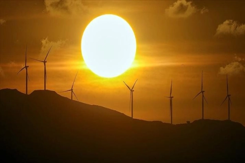 Türk toplumu enerji bağımsızlığının yolunu rüzgar ve güneş enerjisinde görüyor Türk toplumu enerji bağımsızlığının yolunu rüzgar ve güneş enerjisinde görüyor