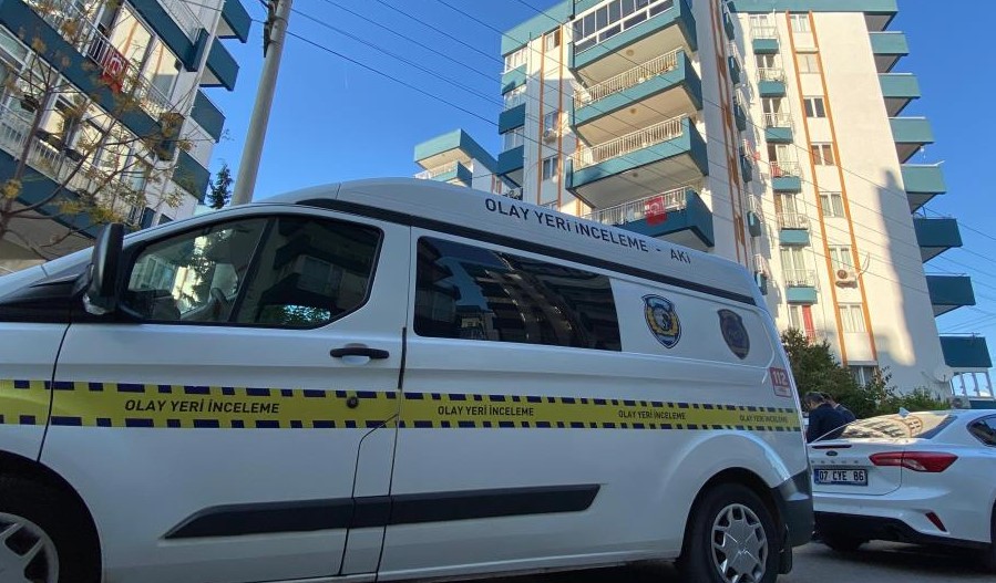 SON DAKİKA: Antalya'da 3 kardeş evinde ölü bulundu! Polis ve ambulans sevkedildi SON DAKİKA: Antalya'da 3 kardeş evinde ölü bulundu! Polis ve ambulans sevkedildi