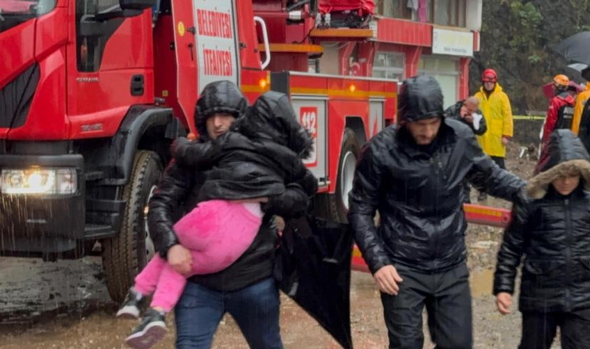 SON DAKİKA: Rize'de heyelan! Can kaybı var: 'Deprem tetikleyebilir' SON DAKİKA: Rize'de heyelan! Can kaybı var: 'Deprem tetikleyebilir'