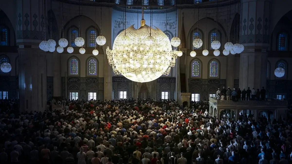 BAYRAM NAMAZI SAATLERİ SON DAKİKA: İstanbul'da bayram namazı saat kaçta? Diyanet il il açıkladı BAYRAM NAMAZI SAATLERİ SON DAKİKA: İstanbul'da bayram namazı saat kaçta? Diyanet il il açıkladı