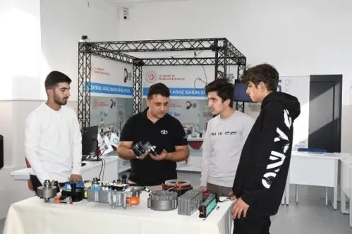 Elektrikli otomobilin ustaları da yetişiyor Elektrikli otomobilin ustaları da yetişiyor