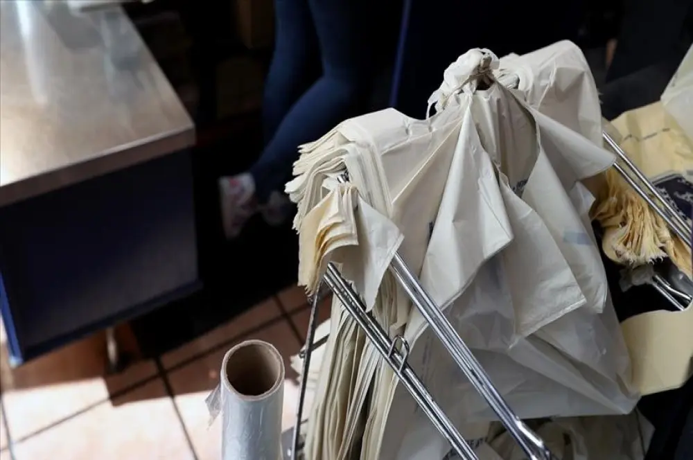 Tüketiciler marketlerde plastik poşete 25 kuruş ödemeye devam edecek Tüketiciler marketlerde plastik poşete 25 kuruş ödemeye devam edecek