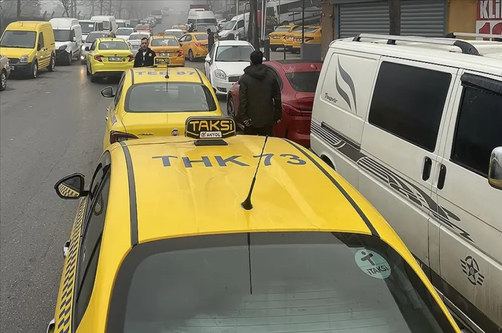 İstanbul’da taksiciler fiyat güncellemesi için sıraya girdi İstanbul’da taksiciler fiyat güncellemesi için sıraya girdi