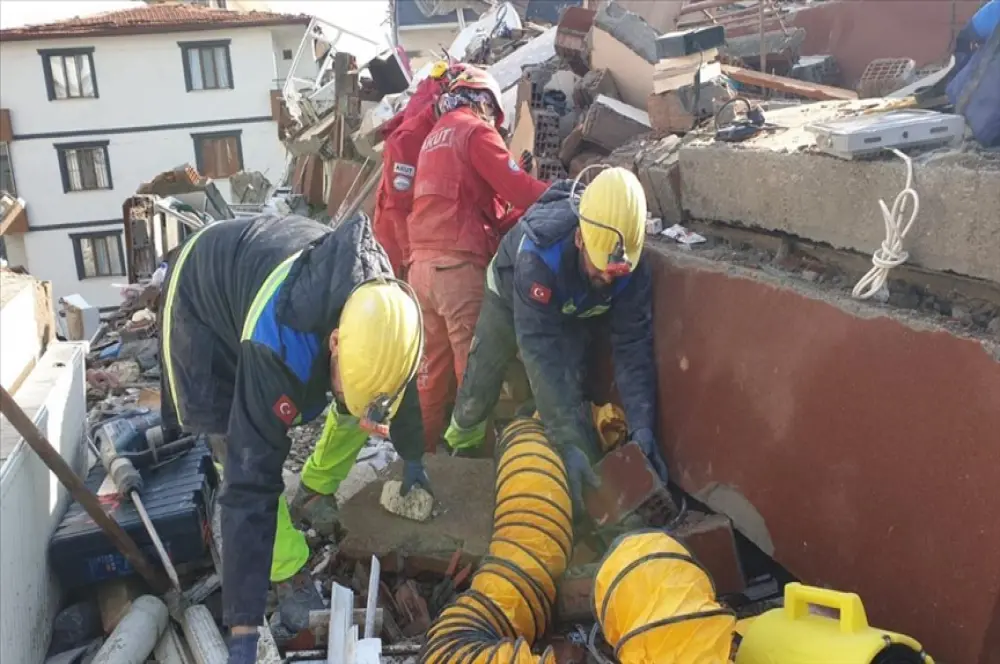 Deprem sonrası arama kurtarma çalışmalarına madenciler de katıldı Deprem sonrası arama kurtarma çalışmalarına madenciler de katıldı