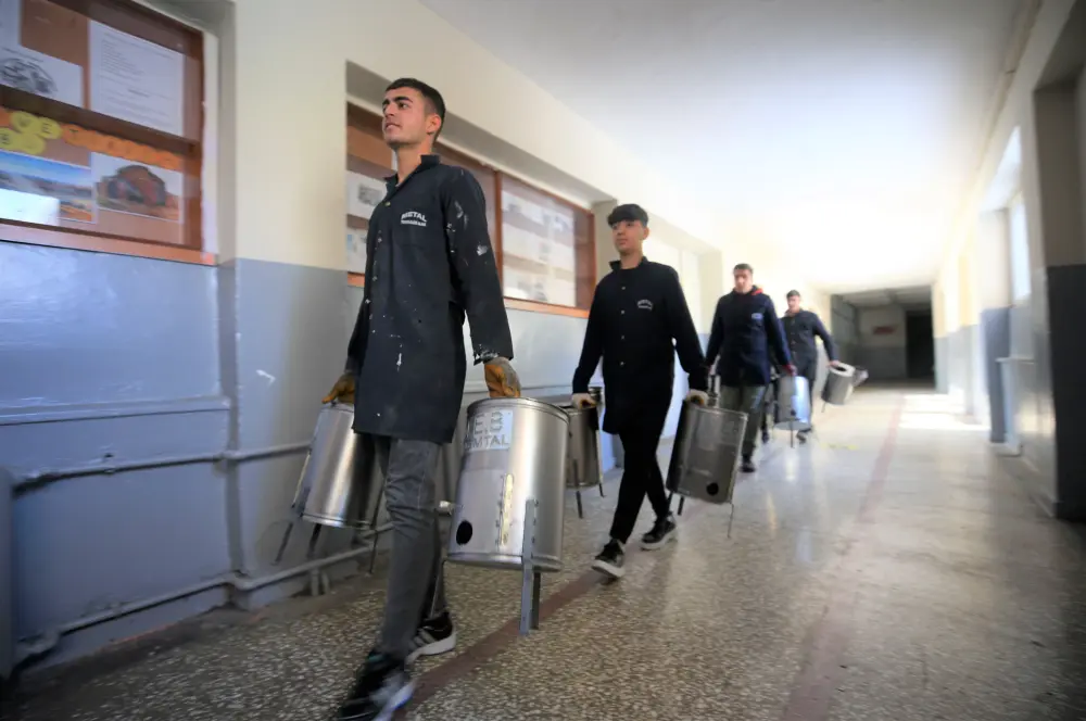 Meslek liseleri acil üretime geçti Meslek liseleri acil üretime geçti