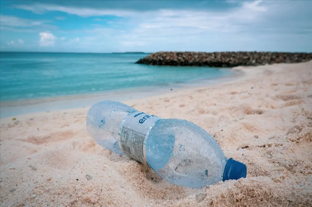 Okyanusların tamamında 171 trilyon plastik parçası olduğu tahmin ediliyor Okyanusların tamamında 171 trilyon plastik parçası olduğu tahmin ediliyor