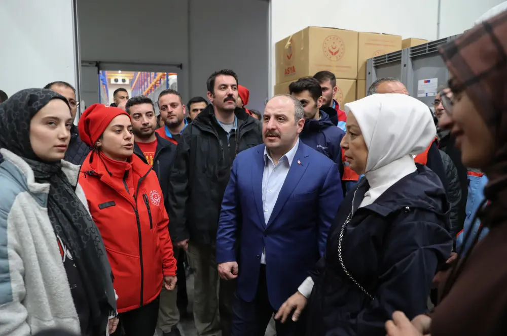 Bakan Varank, lojistik merkeze dönüştürülen kayısı deposunu ziyaret etti Bakan Varank, lojistik merkeze dönüştürülen kayısı deposunu ziyaret etti